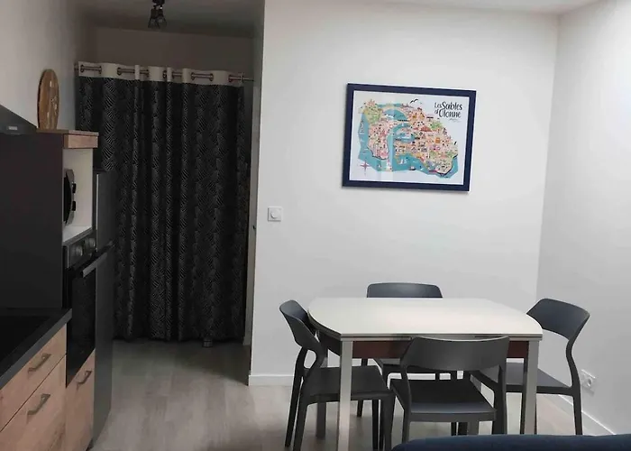 2 Chambres, 50 M Et Commerces Et Parking 莱萨布勒-多洛讷