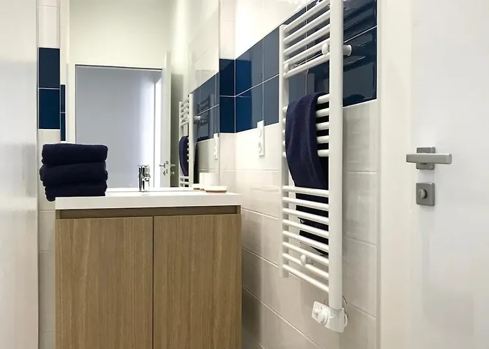 2 Chambres, 50 M Et Commerces Et Parking * Les Sables-d'Olonne